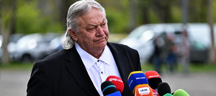 Dănuț Lupu, sceptic înainte de CM 2026: "Când vor fi 80 de echipe la Cupa Mondială ne vom califica și noi"  Fostul internațional Dănuț Lupu privește cu multă rezervă transformările prin care a trecut fotbalul în ultimele decenii și consideră că extinderea Cupei Mondiale la 48 de participante nu reprezintă un câștig pentru spectacolul sportiv. Într-un dialog amplu acordat AGERPRES, fostul mijlocaș al naționalei României a vorbit despre șansele tricolorilor, problemele fotbalului românesc, schimbările din sportul modern și despre turneul final care va începe în această lună în Statele Unite ale Americii, Canada și Mexic.  Extinderea Cupei Mondiale, criticată de fostul internațional  Dănuț Lupu este de părere că decizia FIFA de a crește numărul participantelor la Cupa Mondială are în primul rând o componentă economică și consideră că valoarea competiției riscă să fie afectată.  "Extinderea formatului Cupei Mondiale la 48 de echipe este o afacere. Dacă stai să te gândești, ar trebui să o facă de 80 de echipe, să participe toți. Astea sunt alegerile FIFA, e adevărat, dar mie nu mi se pare normal. Când faci un Campionat Mondial, îl faci cu țările cele mai bune, nu? De ce mai facem preliminarii, de ce mai faci meciuri în grupe? Și eu cred că spectacolul va fi diluat, pentru că vor fi foarte multe meciuri, dar multe vor fi neinteresante. Nu vor interesa pe foarte multă lume".  În opinia sa, numărul mai mare de meciuri nu garantează și o creștere a atractivității competiției, dimpotrivă, existând riscul ca multe partide să nu stârnească interesul publicului.  România, departe de nivelul marilor puteri  Lupu consideră că este dificil de indicat o mare favorită la câștigarea trofeului mondial, în condițiile în care multe dintre forțele tradiționale nu mai impresionează la fel ca în trecut. Totuși, fostul component al generației care a participat la Mondialul din 1990 spune că regresul României a fost mult mai accentuat.  "E greu de vorbit de favorită la câștigarea cupei mondiale. Brazilia nu mai e ce era odată, iar Franța, Spania, Germania au scăzut și ele. Dar știi care este problema? Că dacă ele au scăzut cu 50%, noi am scăzut 90%. Gândește-te, spre exemplu, că în '90 și '94 nu știai pe cine să chemi la echipa națională pentru Cupa Mondială și acum ne chinuim să strângem 16. E o problemă și e foarte mare. Dar până la urmă nu sunt de vină jucătorii, asta este, ce să facă și ei săracii? Își fac treaba și joacă la nivelul pe care îl au ei. Când vor ajunge la 80 de echipe la Cupa Mondială, atunci sigur o să ne calificăm și noi".  Costurile și dispariția maidanului, printre cauzele declinului  Fostul internațional este convins că una dintre marile probleme ale fotbalului românesc apare încă de la nivelul copiilor. Acesta susține că sportul care odinioară era accesibil tuturor a devenit tot mai costisitor pentru familiile obișnuite.  "Dar să știi că peste tot tehnologia asta și democrația asta nu au fost bune pentru sport. Gândește-te că fotbalul în România era sportul săracului, iar în ziua de azi a ajuns sportul bogatului. Dacă nu ai bani, nu poți să îți duci copilul la fotbal. Eu mă duceam, schimbam trei tramvaie și îmi dădeau o ciocolată din aia Rom sau un ceai iarna. Acum, dacă vrei să-ți duci copilul la fotbal, trebuie să plătești 5-8-10 milioane. Păi dacă ai 25 de milioane salariu și dai 6 milioane la copil, mai plătești arbitrii, echipament și altele, tu cu ce mai rămâi?".  Lupu afirmă că dispariția terenurilor improvizate dintre blocuri a avut un impact major asupra dezvoltării tinerilor jucători și atrage atenția asupra dependenței de tehnologie.  "Problema cea mai mare este că a dispărut maidanul. Arată-mi și mie un copil astăzi care mai bate mingea în fața blocului, nu mai sunt. Și mai este încă o problemă, că mulți părinți își duc copiii la sport, dar ei nu știu nici măcar să alerge, pentru că stau toată ziua pe telefon. E greu când nu te învață nimeni să alergi".  Analiza dură a academiilor și exemplul Hagi  În analiza sa asupra fotbalului juvenil din România, Dănuț Lupu a adus în discuție și activitatea Academiei Gheorghe Hagi. Fostul mijlocaș apreciază eforturile depuse de actualul selecționer, însă consideră că rezultatele nu au produs până acum un jucător excepțional de nivelul marilor legende ale fotbalului românesc.  "Gândește-te un pic la Hagi, care de 15 ani de zile se chinuie cu academia lui și toată lumea l-a lăudat pentru asta. Spune-mi și mie ce jucător a scos Hagi în 15 ani. Stai, stai, stai, vorbim de fotbaliști, nu de jucători de fotbal. Nu a scos pe nimeni. Toți pe care i-a scos i-a vândut și apoi s-au întors înapoi în țară, pentru că nu aveau unde să joace. Jucătorii pe care i-a scos el, putea să îi scoată orice club, pentru că nu a scos un al doilea Hagi, al doilea Dobrin sau al doilea Balaci".  Fotbalul modern, tot mai orientat spre afaceri  Participant la Cupa Mondială din Italia 1990, Lupu spune că fotbalul actual s-a îndepărtat mult de ceea ce reprezenta acest sport în urmă cu trei decenii. El consideră că accentul cade acum aproape exclusiv pe rezultate și pe partea financiară.  "Știi cum e asta cu schimbatul fotbalului din 1990 și până acum? Mă scuzi acum, dar și ziariștii, și lumea politică, totul s-a schimbat până acum. Eu cred că fotbalul din ziua de azi nu mai este nici 50% din ceea ce era atunci. Uitați-vă că în vremea aia fiecare echipă avea câte trei-patru decari, iar acum nu mai sunt fotbaliști care driblează. Și dintr-un sport spectacol au reușit să îl facă un sport în care contează doar rezultatele și nimic altceva".  Fostul internațional a remarcat și explozia sumelor din transferuri, comparând valorile actuale cu cele existente în perioada lui Diego Maradona.  "Asta cred că și datorită faptului, și trebuie să fim realiști, că sumele sunt altele. Gândiți-vă ce sume sunt acum la transferuri, 200 de milioane, și pe vremea aia era maxim 10 milioane. Cu 10 milioane s-a transferat Maradona. Păi dacă trăia Maradona astăzi și ar avea 20 de ani, cred că-l vindeau cu 6-800 de milioane. Au ajuns la niște cifre în fotbal la care nici nu poți să te gândești. Nu am nimic cu nimeni, dar atâta timp cât au început să facă afaceri și casele de pariuri s-au băgat în sport, a sărit în aer tot".  Cupa Mondială, deasupra Ligii Campionilor  Pentru Dănuț Lupu, participarea la un Campionat Mondial rămâne cea mai importantă realizare posibilă pentru un fotbalist.  "Mai sus decât la Cupa Mondială nu ai unde să joci. Acolo se strâng cele mai bune selecționate din lume, cei mai buni fotbaliști. Eu cred că pentru fiecare fotbalist, să ajungă la o Cupă Mondială și să reușească să și câștige este mai mult decât un Champions League. Pentru că în Champions League poți să te duci an de an, iar un Campionat Mondial e o dată la patru ani".  Brazilia rămâne marea sa favorită  Fostul mijlocaș a mărturisit că a rămas fidel naționalei Braziliei, echipă pe care a admirat-o încă din perioada în care evolua ca jucător.  "Eu am fost întotdeauna fan Brazilia și am ținut cu ei mereu. Și dacă nu mă înșel cred că au cele mai multe titluri câștigate. Asta poate și datorită jocului meu, care era cât de cât spre al lor. Poate de aia am fost și fan Brazilia mereu".  Va urmări doar fazele finale ale competiției  În privința turneului final găzduit de Statele Unite ale Americii, Canada și Mexic, Dănuț Lupu spune că nu intenționează să urmărească toate meciurile. Acesta consideră că adevăratul spectacol începe în fazele eliminatorii.  "Cu părere de rău o spun, nu prea mai urmăresc meciurile de fotbal. Mai ales dacă sunt meciuri neinteresante. Pot să mă uit la Metaloglobus cu Slobozia? Să mă scuze și antrenorii și conducătorii și jucătorii, dar ce să văd? O să aștept fazele superioare ale Cupei Mondiale, atunci vom avea ce să vedem, rămân opt echipe și sunt cele mai bune, acolo ai ce să vezi. Dar la o echipă de pe locul 20 sau 38 ce să văd?".  Cupa Mondială FIFA 2026 se va desfășura între 11 iunie și 19 iulie, fiind prima ediție organizată de trei țări gazdă și primul turneu final din istorie cu 48 de participante.